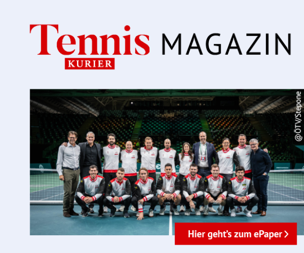 KURIER Tennis Magazin 2026: Eine Tennis-Mannschaft und Betreuer posieren gemeinsam auf einem Tennisplatz in einer Halle.