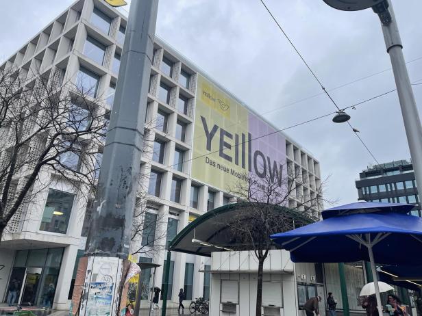 Post-Filiale am Rochusplatz mit Yelllow-Plakat