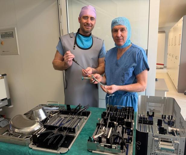 Matthias Stark und Primar Alfred Ungersböck begutachten die Instrumente für die endoskopische Wirbelsäulenoperation.