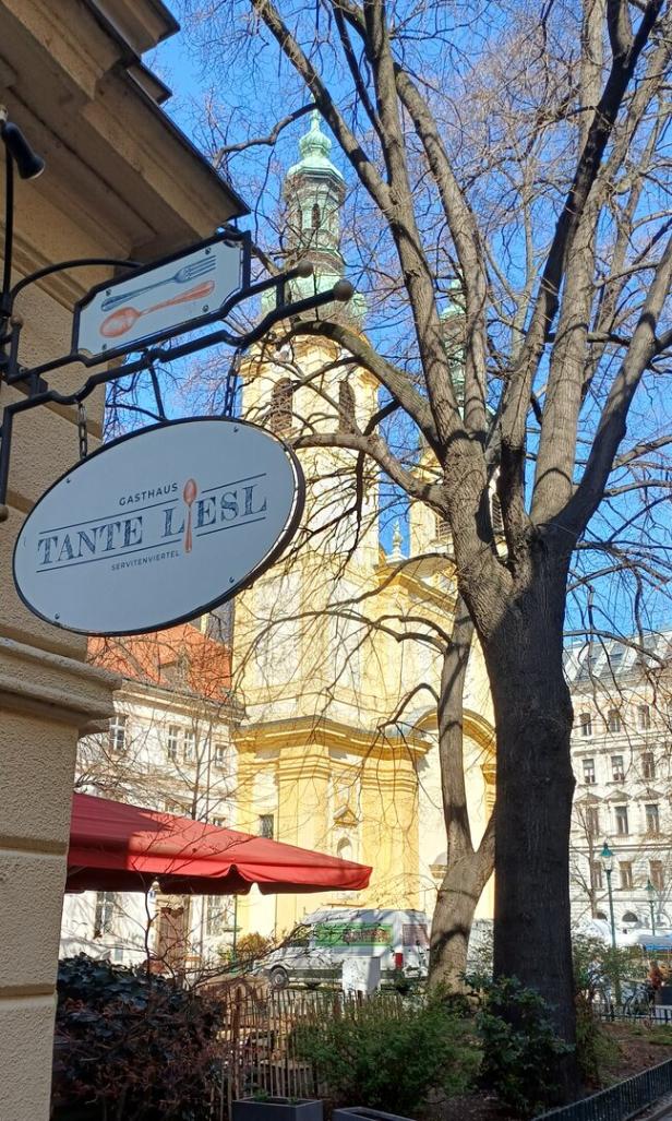 Das Lokal "Tante Liesl" von außen mit der Servitenkirche  im Hintergrund. 