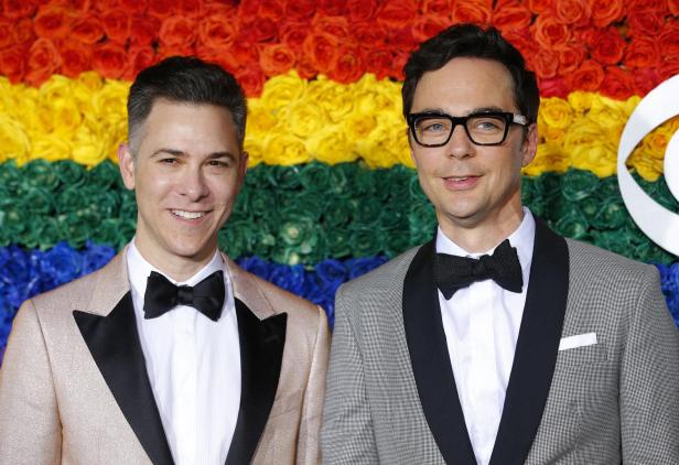 Jim Parsons und Ehemann vor Regenbogen-Hintergrund