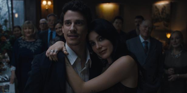 Nicky und Rachel umarmen sich vor einer verschwommenen Menschenmenge.