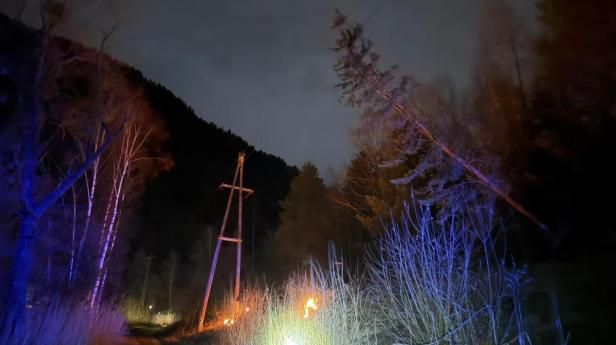 Umgestürzte Oberleitungen verursachten Brände