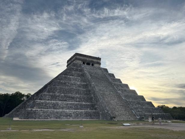 Die Pyramide von Chichén Itzá ragt unter einem bewölkten Himmel empor.