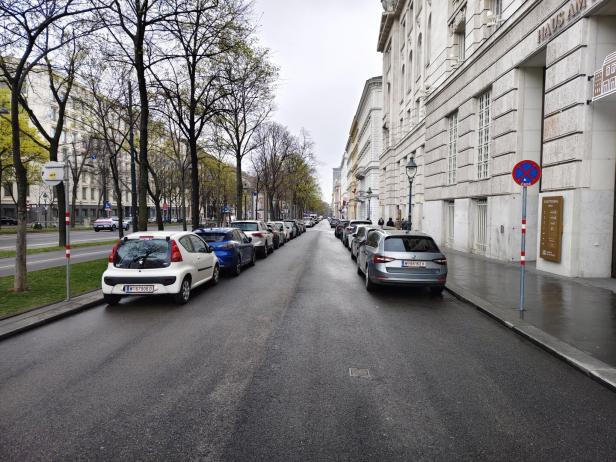 Nebenfahrbahn mit parkenden Autos am Ring.