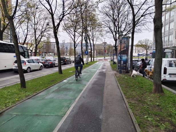 Ein Radfahrer auf einem grün markierten Radstreifen.