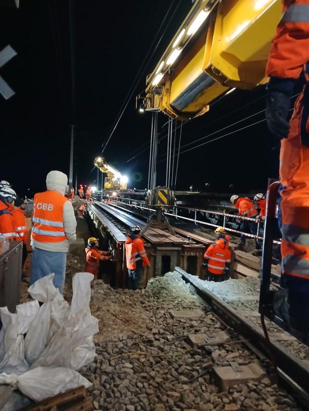 In Wiener Neustadt setzte die ÖBB Hilfsbrücken mit einem Kran ein.