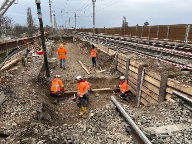In Wiener Neustadt setzte die ÖBB Hilfsbrücken mit einem Kran ein.