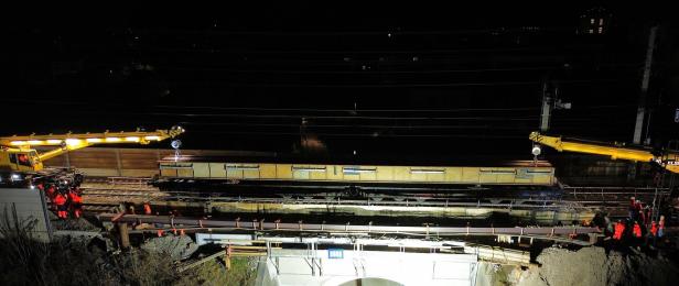 In Wiener Neustadt setzte die ÖBB Hilfsbrücken mit einem Kran ein.