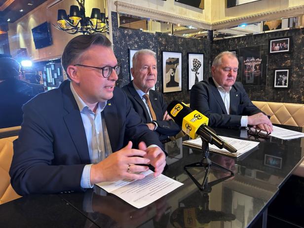 ÖVP-Landesgeschäftsführer Matthias Zauner, MedAustron Aufsichtsratsvorsitzender Klaus Schneeberger und der Gesundheitssprecher der ÖVP-NÖ, Franz Dinhobl 