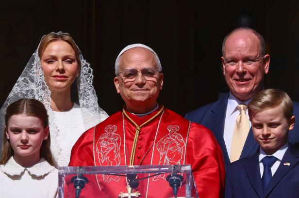 Fürst Albert II. mit Familie und Papst Leo in roter Robe.