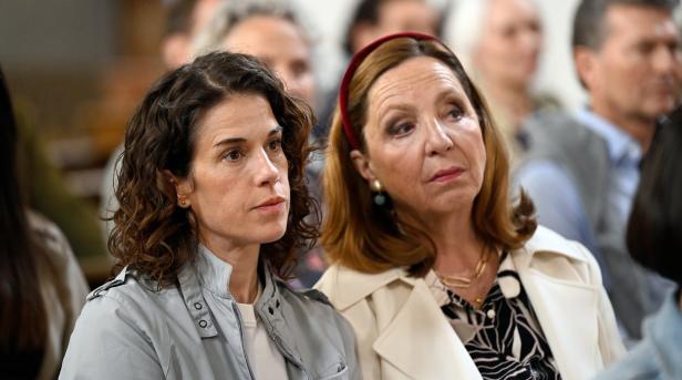 Anne Schäfer und Susi Stach sitzen aufmerksam in der gut besuchten Kirche.