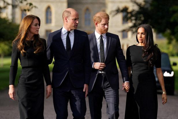 Kate, William, Harry und Meghan gehen nebeneinander.