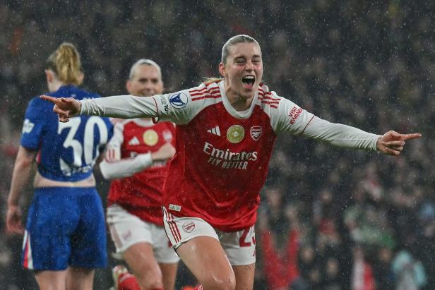 TOPSHOT-FBL-EUR-C1-WOMEN-ARSENAL-CHELSEA