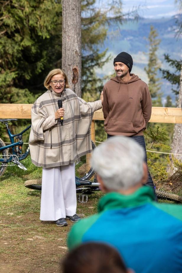 Johanna Mikl-Leitner mit Karl Morgenbesser, Geschäftsführer der Wexl Arena.