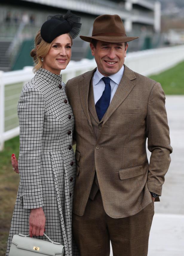 Peter Phillips und seine Verlobte Harriet Sperling in Tweed-Kleidung und Hüten posiert lächelnd vor einer Rennbahn.