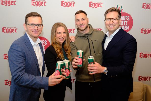 Marko Arnautović stößt gemeinsam mit Vertretern der Privatbrauerei Egger mit einer Bierdose mit seinem Konterfei an.