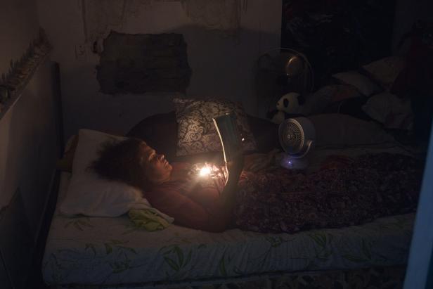 Akkulampe bietet Künstlerin Maribel Rodríguez ein wenig Licht. 