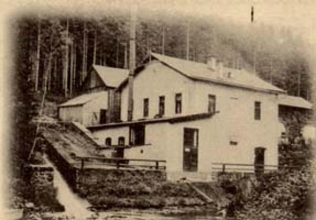 Eine historische Schwarz-Weiß-Aufnahme der Anlage.