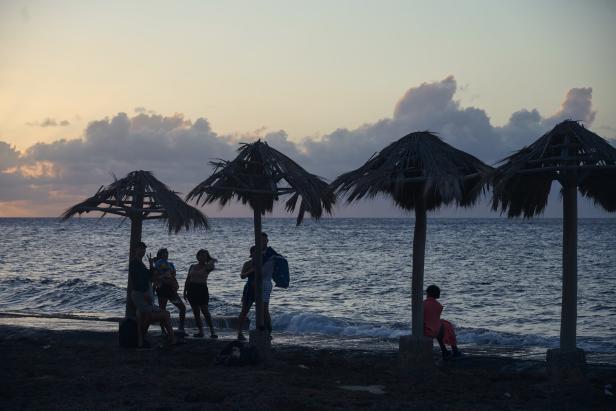 Strand Municipio Playa in Kuba:  Die Sonne geht unter. 