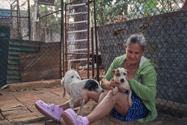 Martha Maritza Mercada Alonso mit zwei Hunden. 
