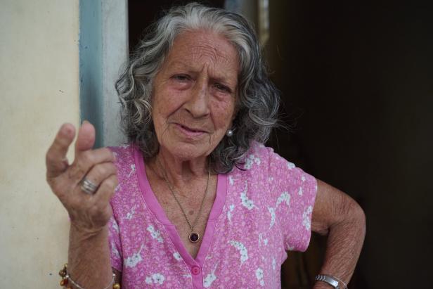 Marta Lydia (80) in einem rosa Kleid. Sie spricht über Fidel Castro. 