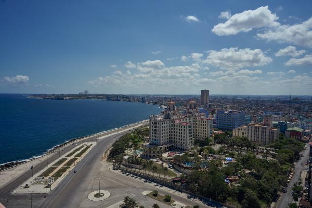 Der Malecon, die weltberühmte Strandpromenade Havannas, ohne Verkehr. 