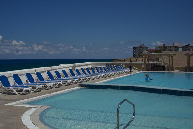 Leere Sonnenliegen im Hotel Chateau.