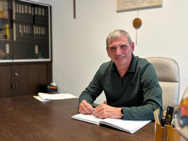 Bürgermeister Günther Kröpfl hinter seinem Schreibtisch im Gemeindeamt.