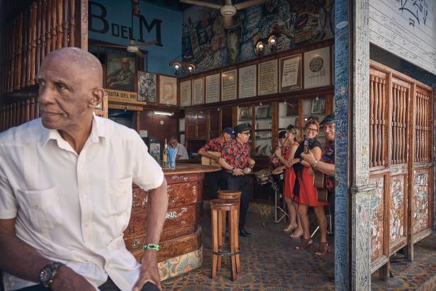 Musiker spielen in Havannas berühmter Bar Bodequita del Medio zum eigenen Vergnügen.