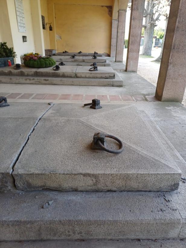 An mehreren Grabplatten wurden Schäden entdeckt.