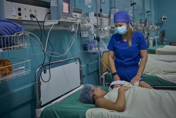 Dr. Yudmila Rodríguez bei ihrer Patientin. 