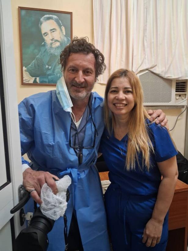 Fotojournalist Mirco Taliercio (59)  mit Dr. Yudmila Rodríguez Verdecia.