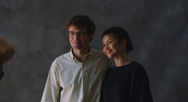 Robert Pattinson und Zendaya grinsen gequält.