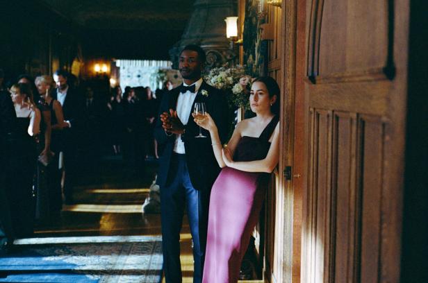 Alana Haim lehnt an der Tür und raucht.