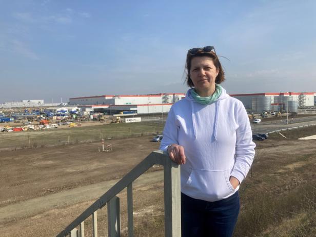 Éva Kozma, eine Mutter von Mikepércs, vor dem CATL-Werk in Debrecen.