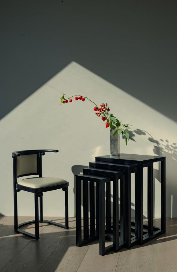 Fledermaus-Sessel und Satztische von Josef Hoffmann