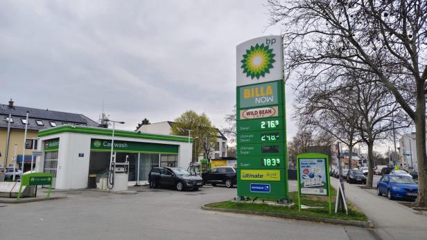 Tankstelle um 12 Uhr
