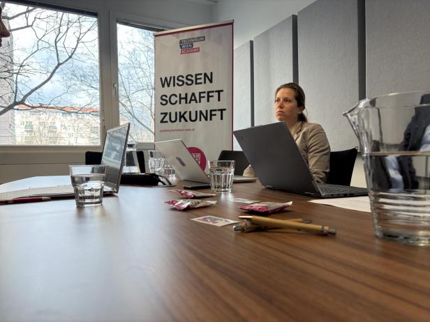 Dr. Isabel Dregely sitzt an einem Tisch mit einem Laptop vor ihr.