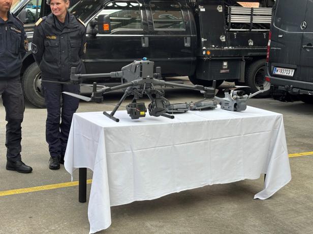 Drohnen stehen auf einem Tisch