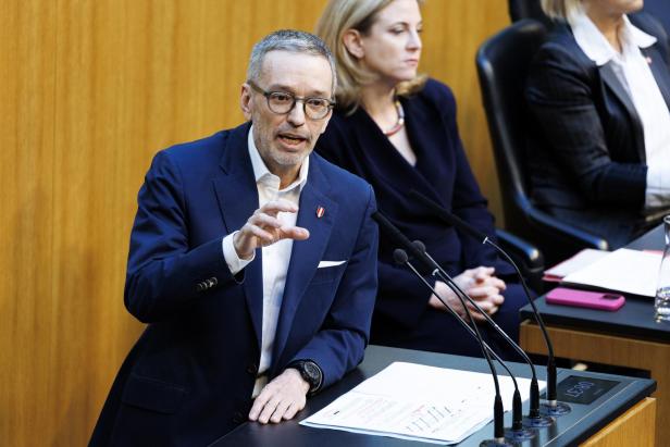 Herbert Kickl und Beate Meinl-Reisinger im Parlament
