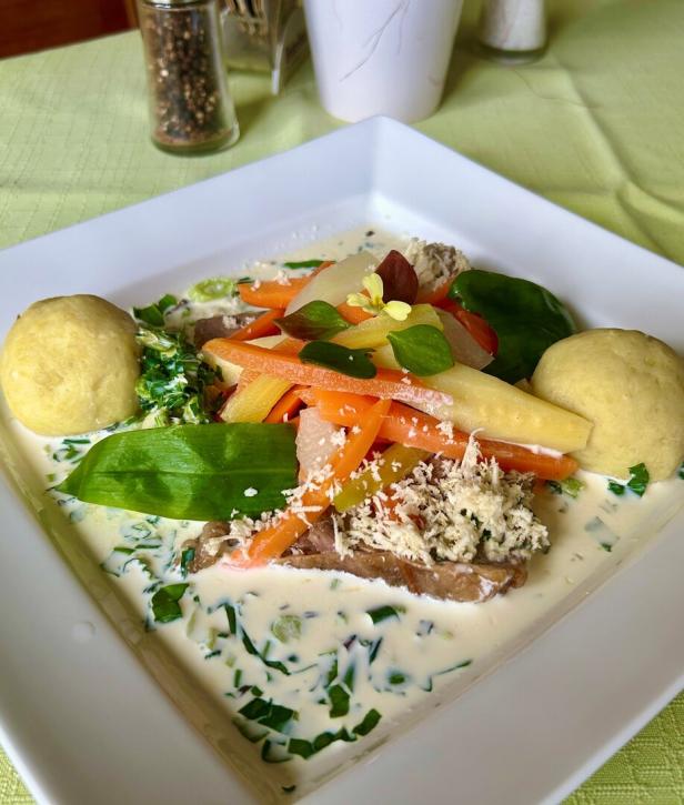 Waldviertler Krenfleisch auf eckigem Teller. 