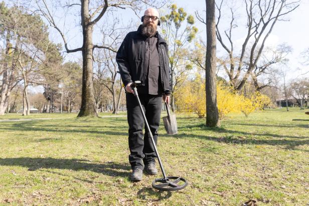 Sondengänger Robert Mann sucht und findet Metallenes. 