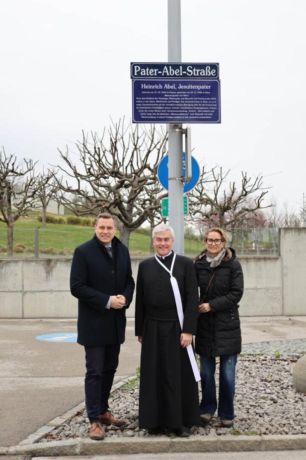 Neue Zusatztafel in der Pater-Abel-Straße.