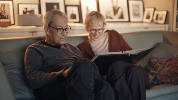 Paul Auster und Siri Hustvedt schauen ein Fotoalbum an.