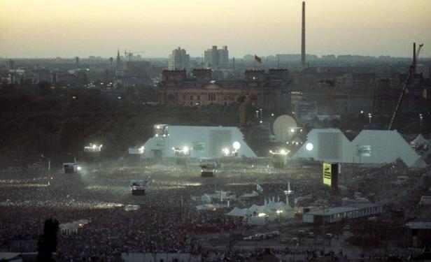 Ein großes Konzert findet vor dem Reichstagsgebäude in Berlin statt.
