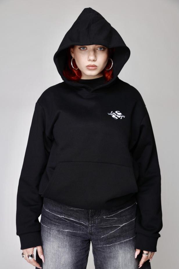 Eine Frau in schwarzem Hoodie