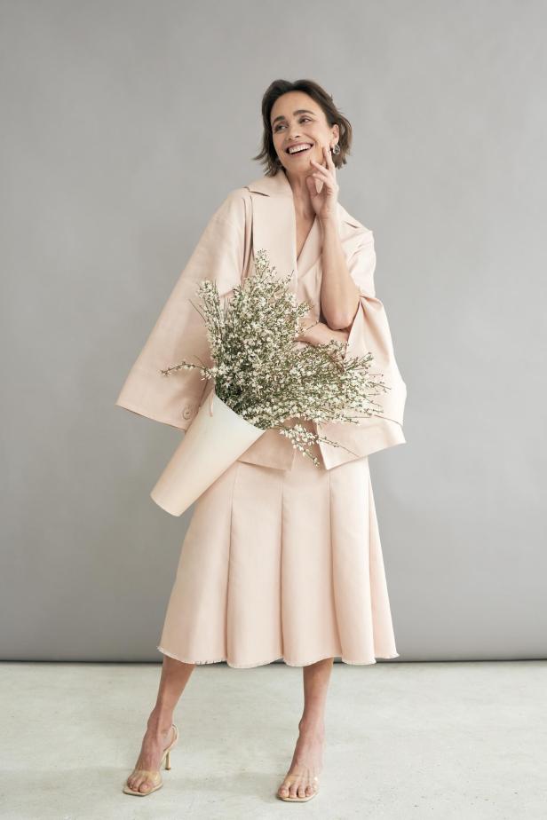 Eine Dame in einem rosa Kleid