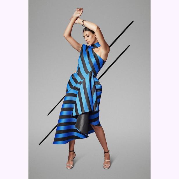 Ein Model in einem blau-schwarz gestreiften Kleid