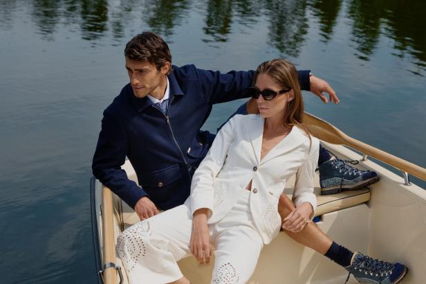 Ein Pärchen in einem Boot auf einem See